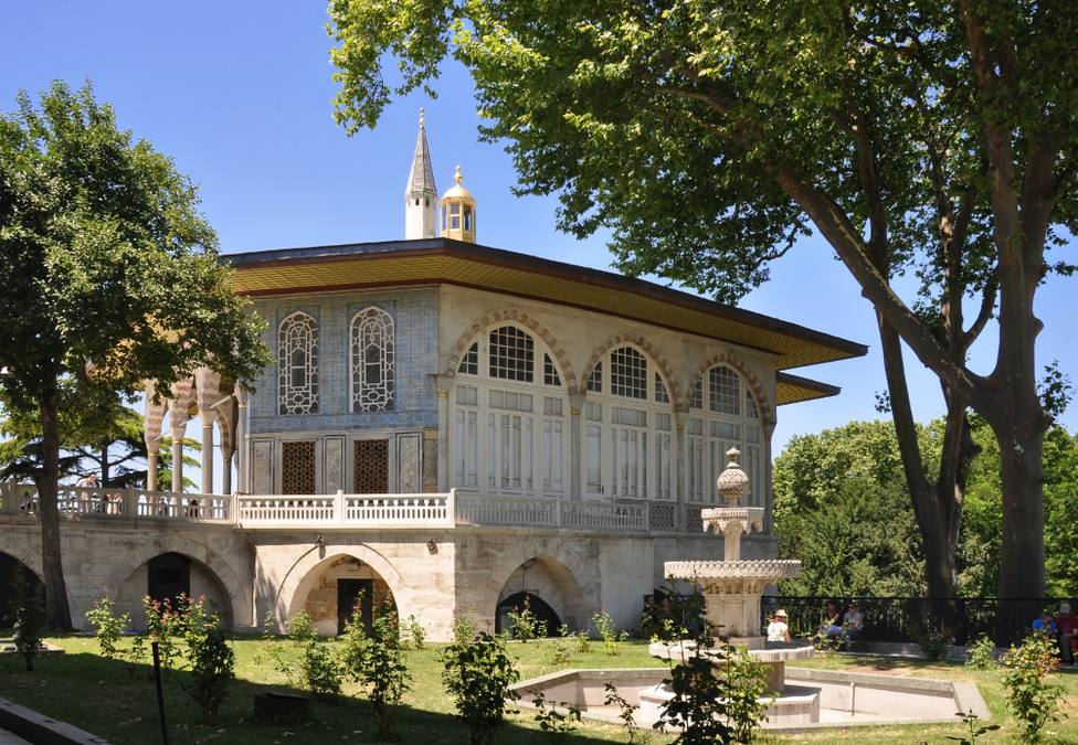 Traditional Turkish Clothing: From Ottoman Kaftans to Regional Folk Costumes - Turkey travel guide, tips and tour insights | My Turkey Adventure